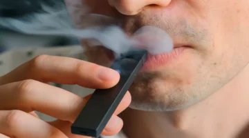 مرض غامض مرتبط بالسجائر الإلكترونية يهدد بالإعاقة والوفاة بين المدخنين